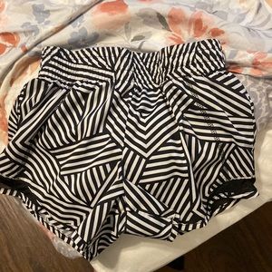 running shorts (girls) black and white printed